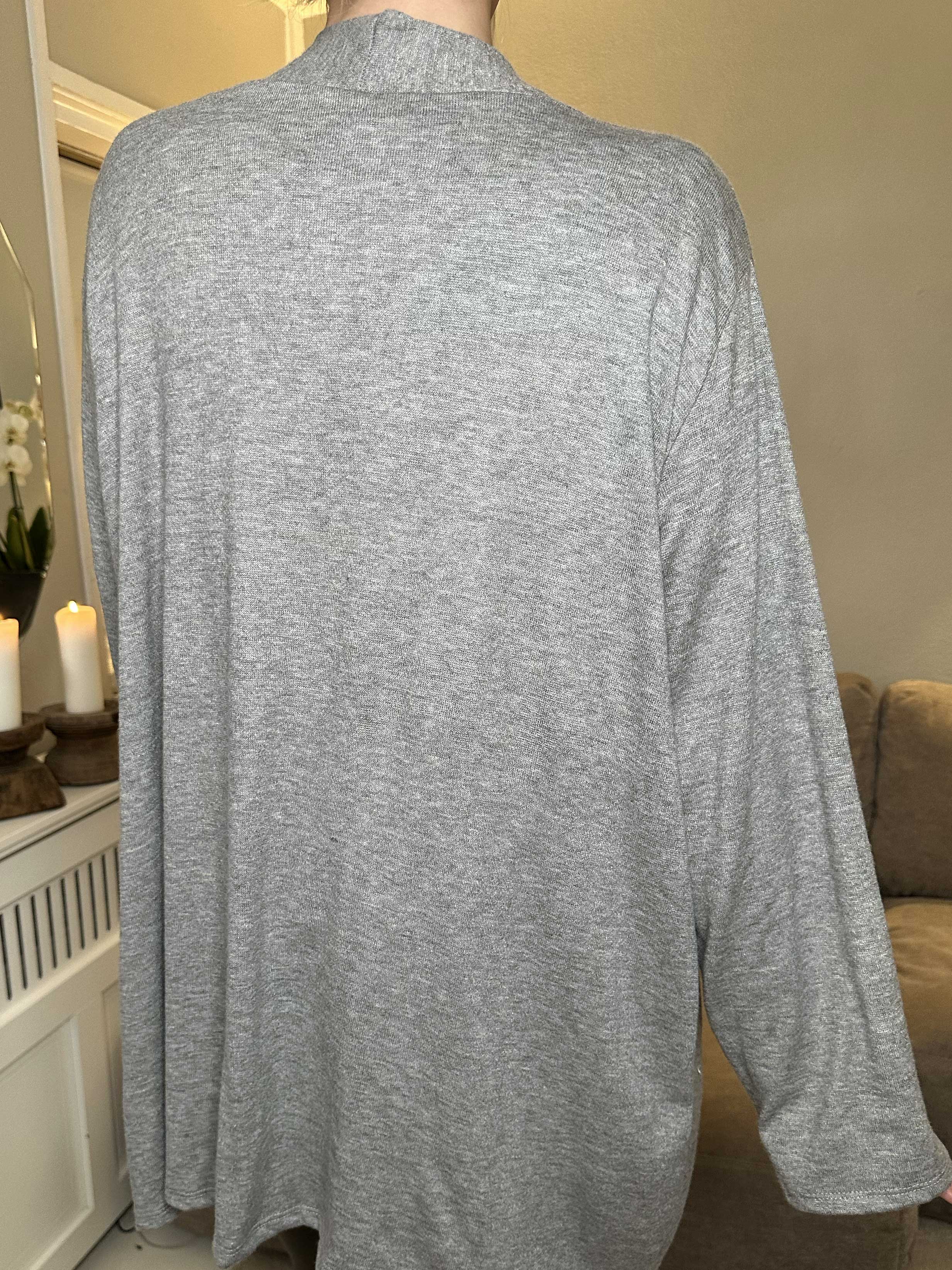 Lilja - Mjuk kofta med liten volangkant